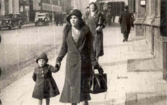 Muriel with her mum c1933